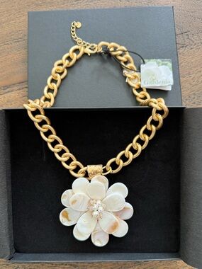 NWT Handmade Gardenia Gold Chain Necklace with White Shell Flower Pendant